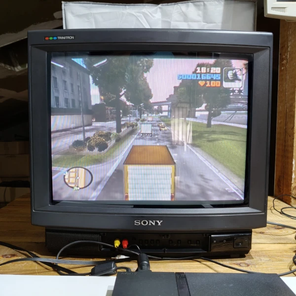 Gra GTA3 na telewizorze Sony trinitron, z podłączoną konsolą Playstation 2 slim