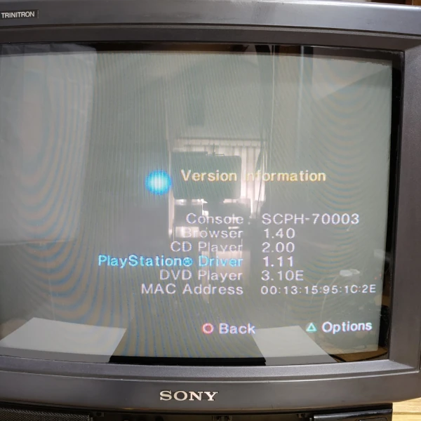 Telewizor Sony Trinitron KV-M19D wyświetlający na ekranie informacje o wersji konsoli Playstation 2 slim