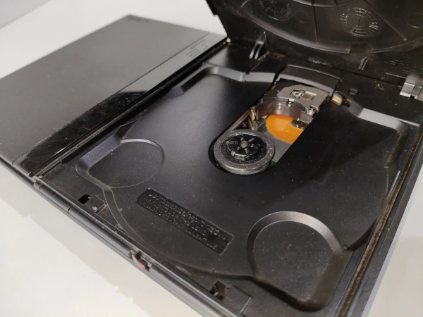 otwarta klapka napędu konsoli playstation 2 slim