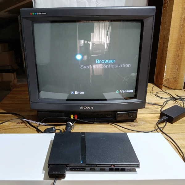 sony playstation 2 slim podłączona do telewizora sony trinitron KV-M19D