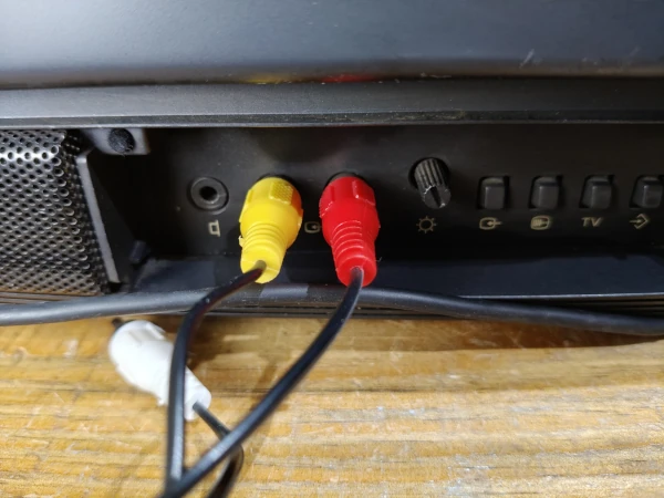 podłączenie konsoli Playstation 2 na złączach RCA cinch do telewizora Sony trinitron