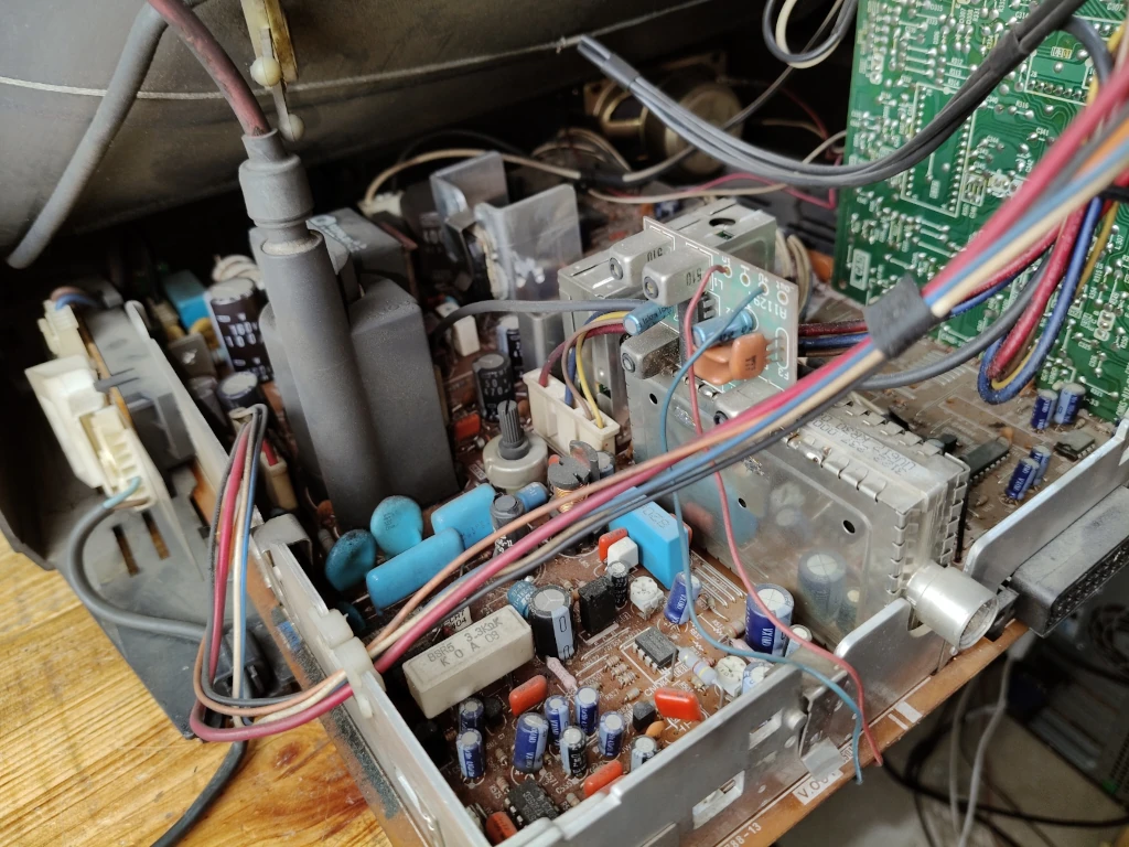 Płytka PCB wraz z elementami elektronicznymi w telewizorze