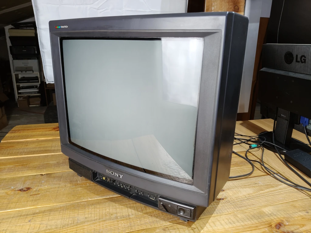Telewizor Sony Trinitron KV-M19D na stole warsztatowym