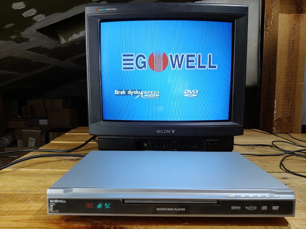 odtwarzacz DVD GoWell podłączony do telewizora
