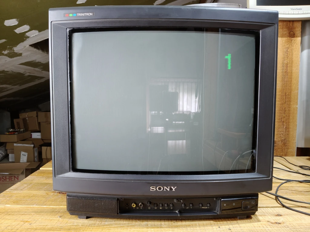 Telewizor sony Trinitron włączony
