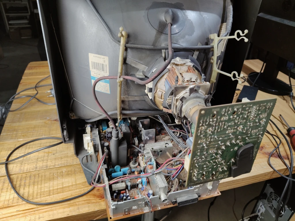 Wnetrze-telewizora-Sony-Trinitron-KV-M19D
