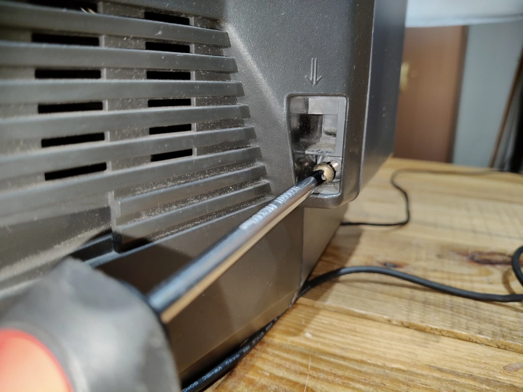 Odkręcanie obudowy telewizora Sony Trinitron KV-M19D