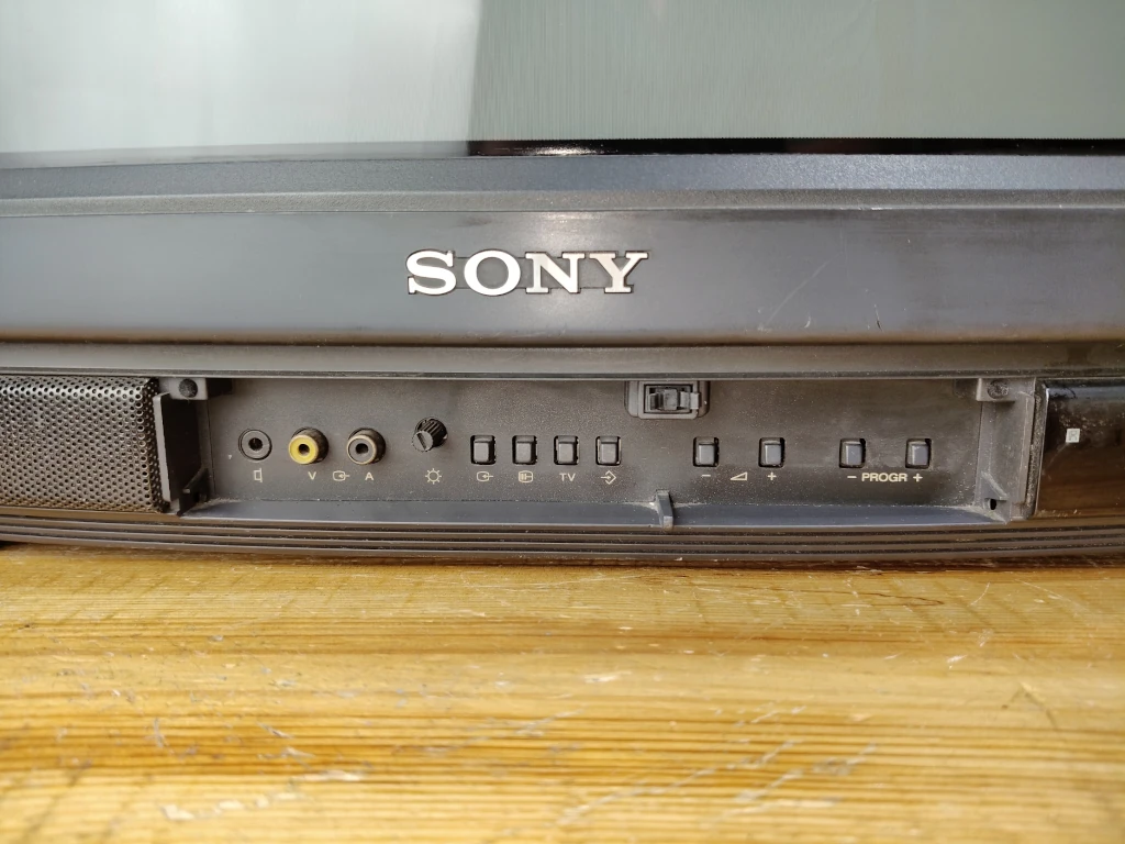 panel z przyciskami Sony Trinitron