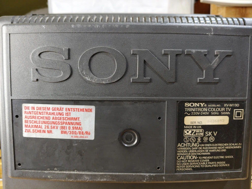 Tylna część telewizora Sony Trinitron z naklejką informacyjną na temat modelu