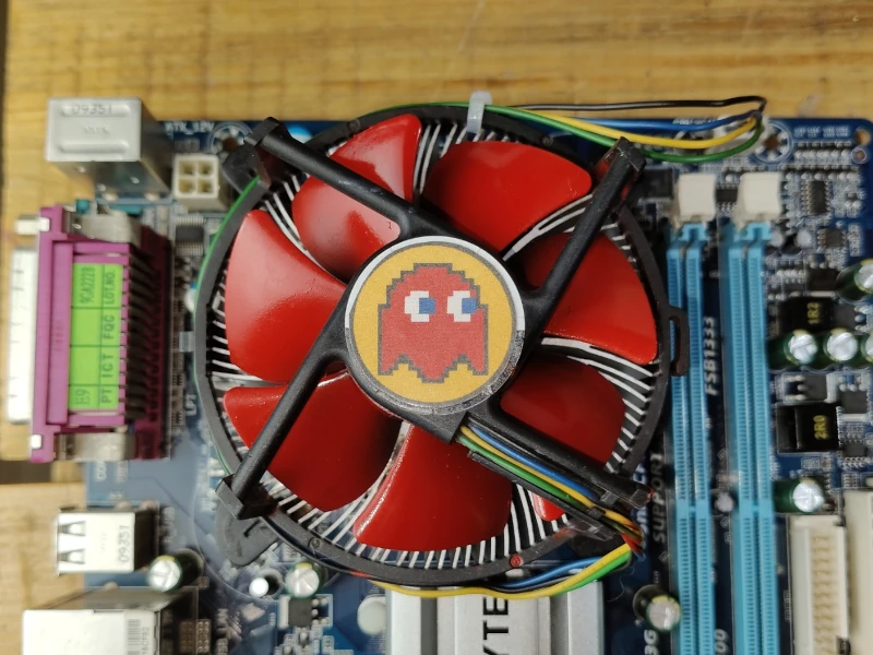 Retro wentylator z czerwoną naklejką Pac-Mana w zestawie PC z Windows XP