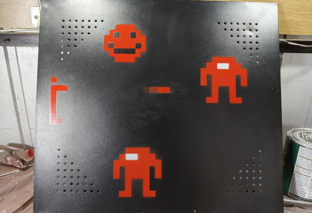 boczna ścianka obudowy PC z motywem gry Berzerk