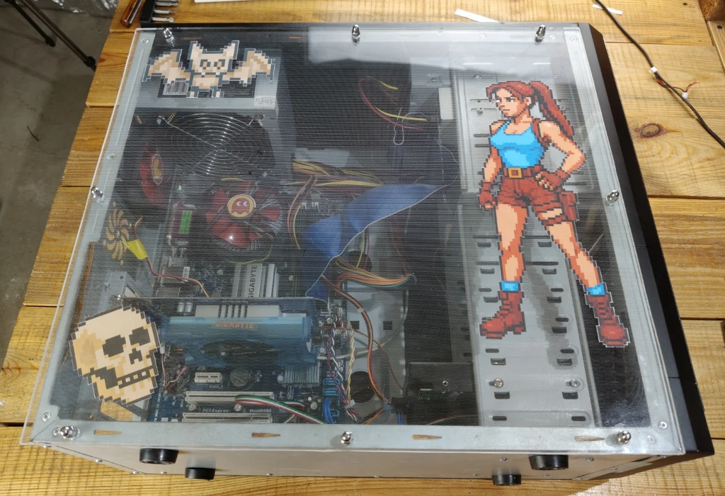 okno obudowy PC z naklejkami Lara Croft