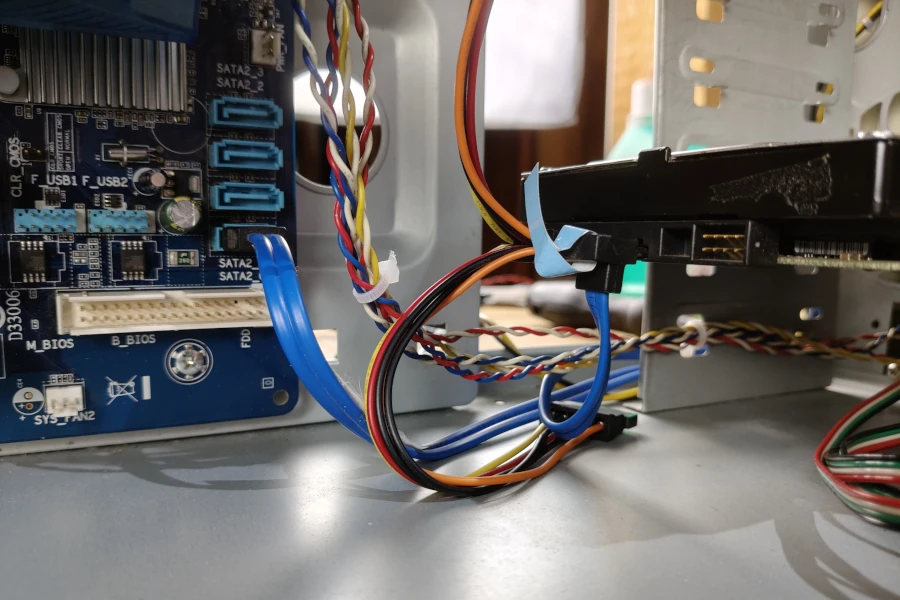 kabel sata podłączony do dysku i płyty głównej