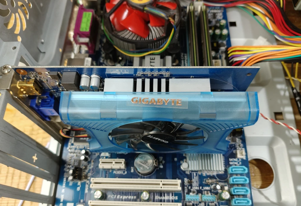 karta graficzna na złączu PCI-express w zestawie PC z Windows XP