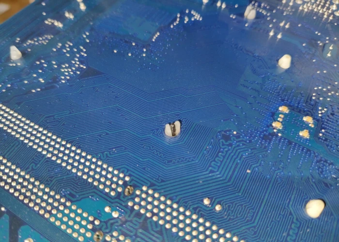 Mocowanie chłodzenia od spodu płyty głównej w zestawie PC z Windows XP