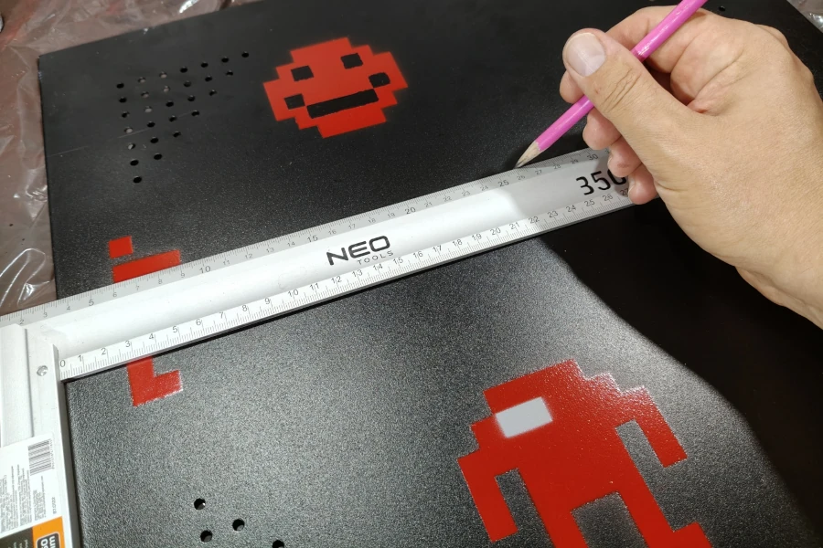 Odrysowywanie linii strzału na obudowie PC