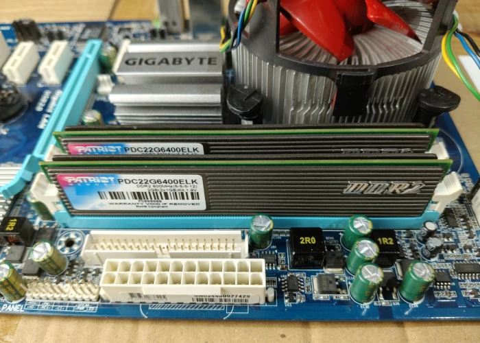 Pamięć RAM DDR2 Patriot zamontowana na płycie głównej