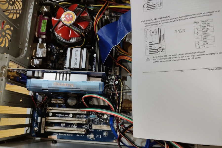 podłączanie kabelków USB z pomocą manuala
