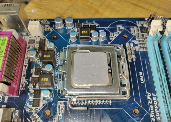 Procesor LGA 775 z nałożoną pastą termoprzewodzącą