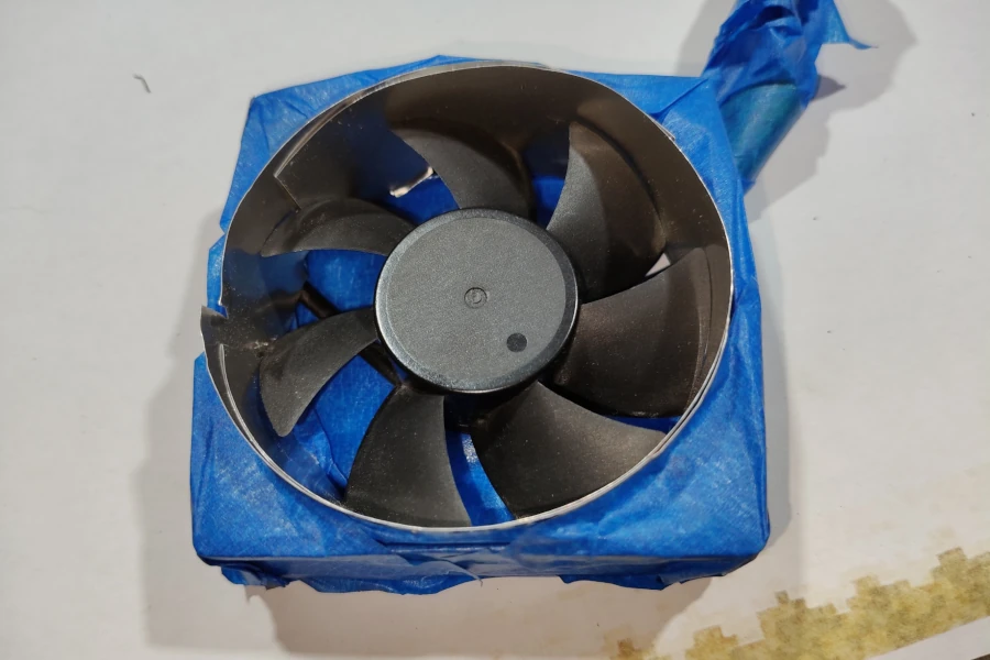 Wentylator komputerowy zabezpieczony taśmą malarską i aluminiowym paskiem przed malowaniem
