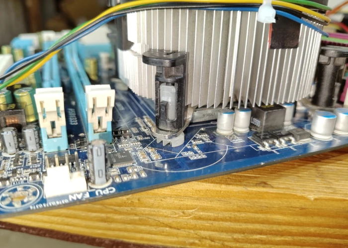 Zamontowany radiator chłodzenia Intel na płycie głównej w zestawie PC
