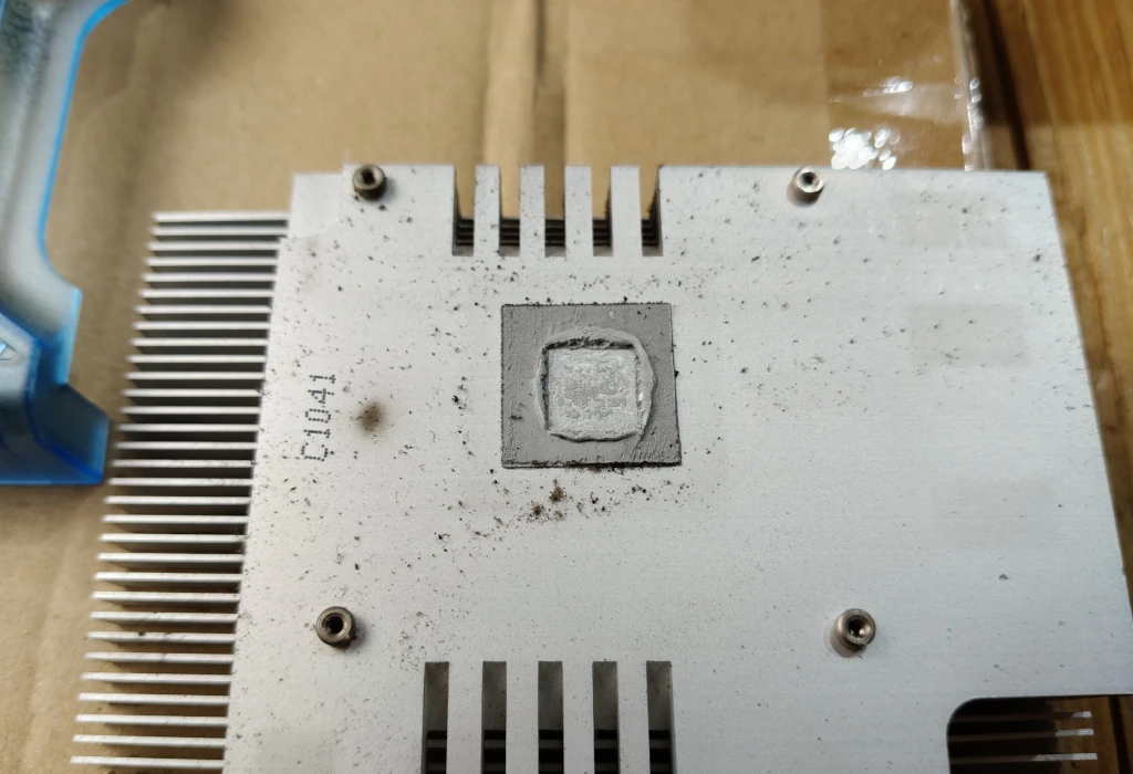 Stary termopad na radiatorze Zestaw PC z Windows XP
