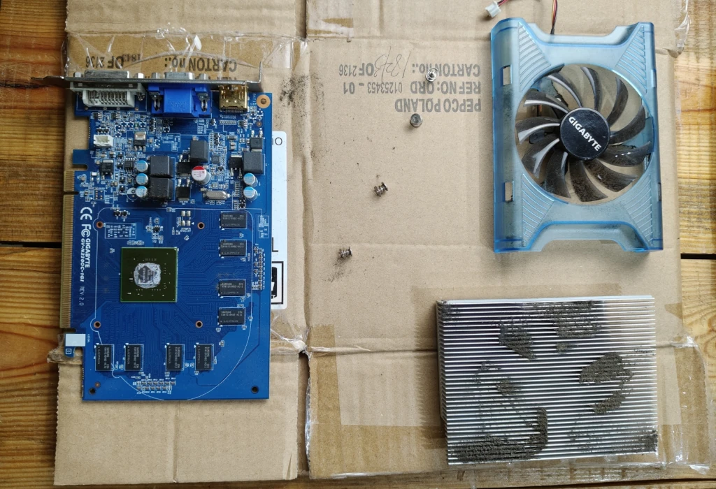 Rozłożona karta graficzna Gigabyte GV-N220OC-1GI z wentylatorem, radiatorem i płytką drukowaną