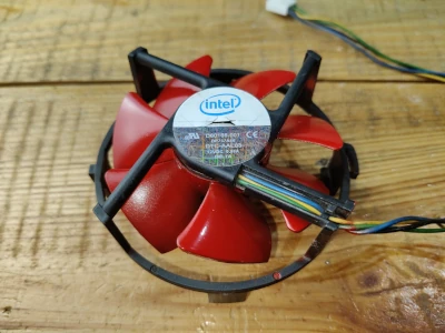 Oczyszczony i pomalowany wentylator LGA 775 – czerwone łopatki po renowacji