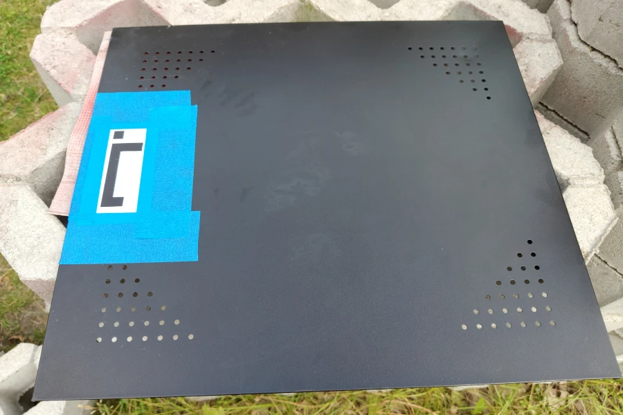 Szablon Humanoida z gry Berzerk przyklejony taśmą malarską do bocznej ścianki PC