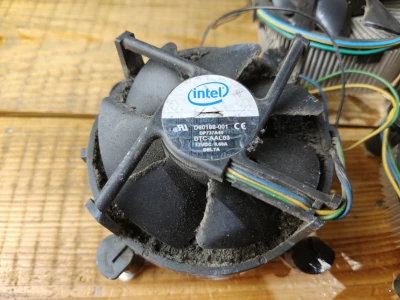 Stockowe chłodzenie LGA 775 – zakurzony radiator z wentylatorem przed czyszczeniem