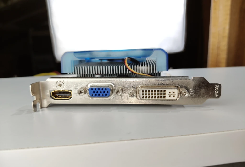Złącza HDMI, VGA i DVI-I Dual Link w karcie GeForce GT220