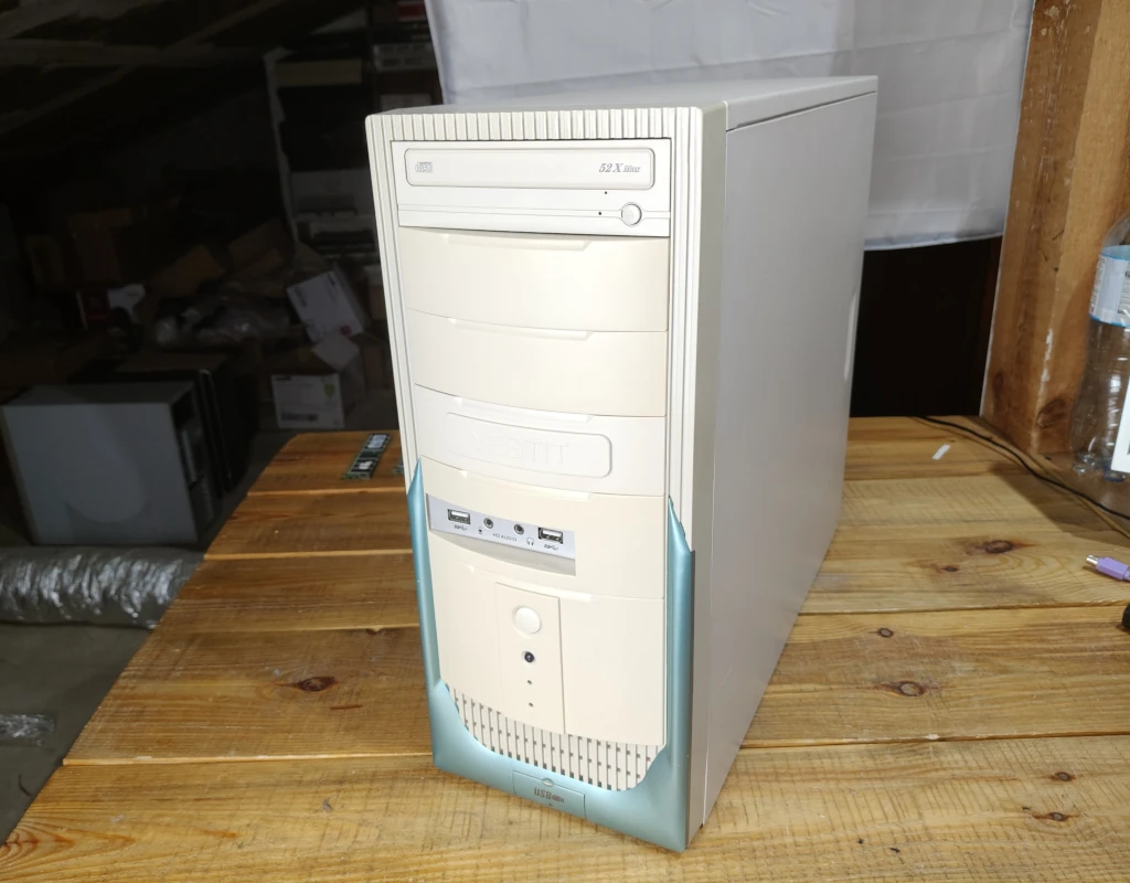komputer z athlon xp stoi na stole