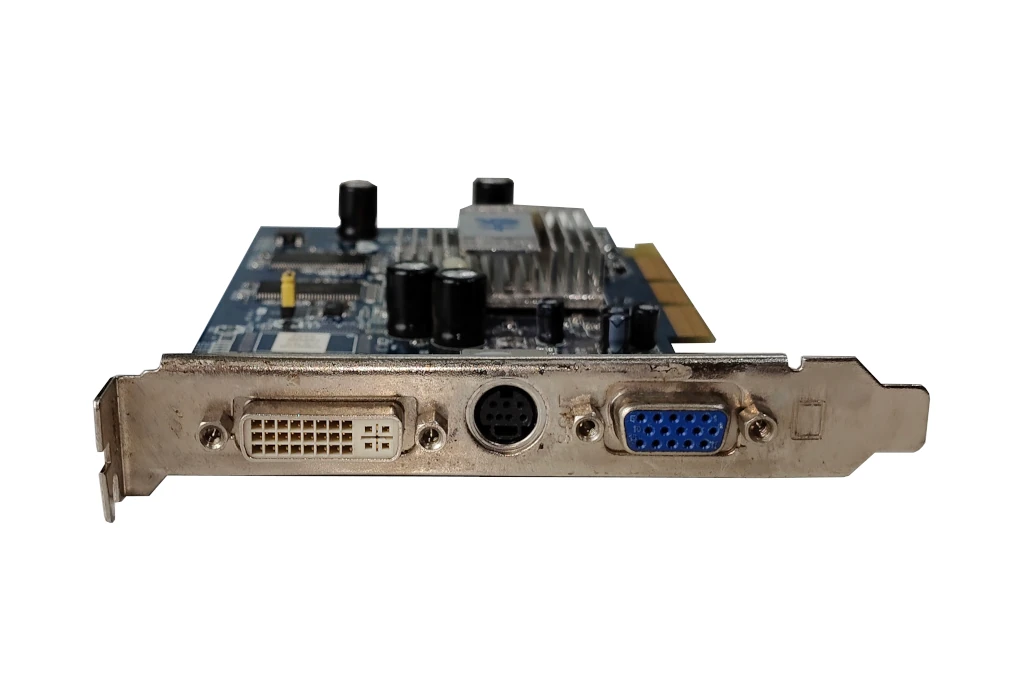 złącza na śledziu karty HIS Excalibur Radeon 9250