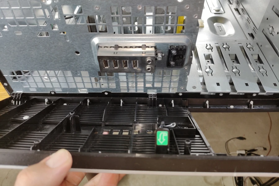 montaż panelu przedniego w obudowie HP Compaq 8000 Elite
