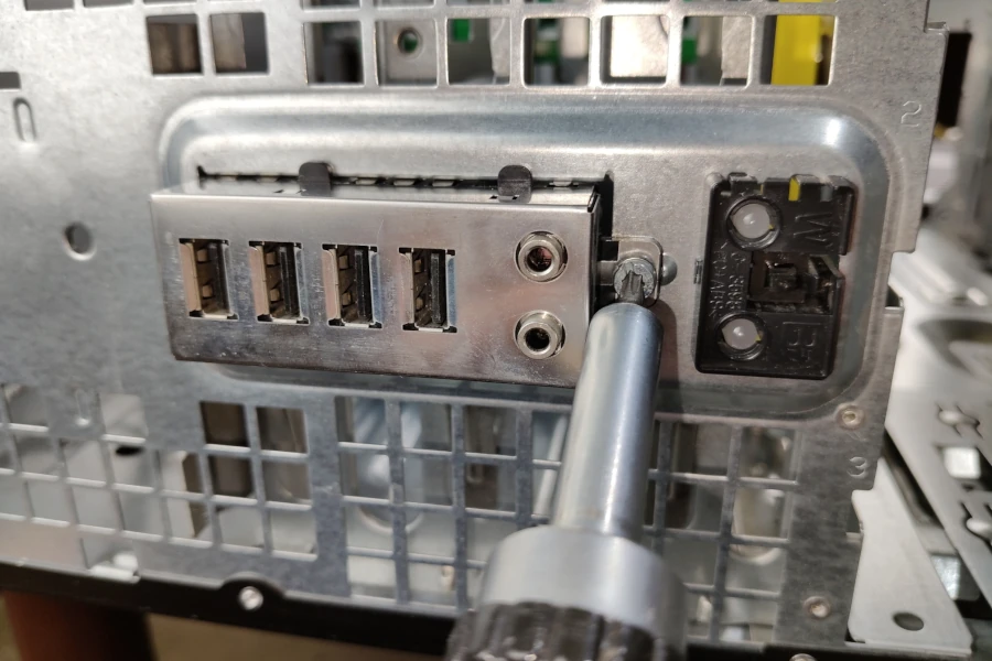 mocowanie portów USB w obudowie komputerowej