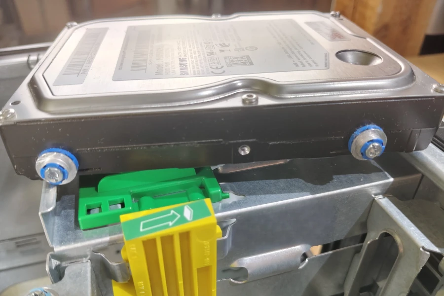 śrubki mocujące wkręcone w dysk HDD