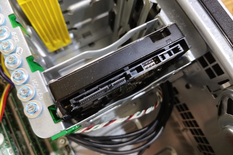 dysk HDD zamontowany w obudowie