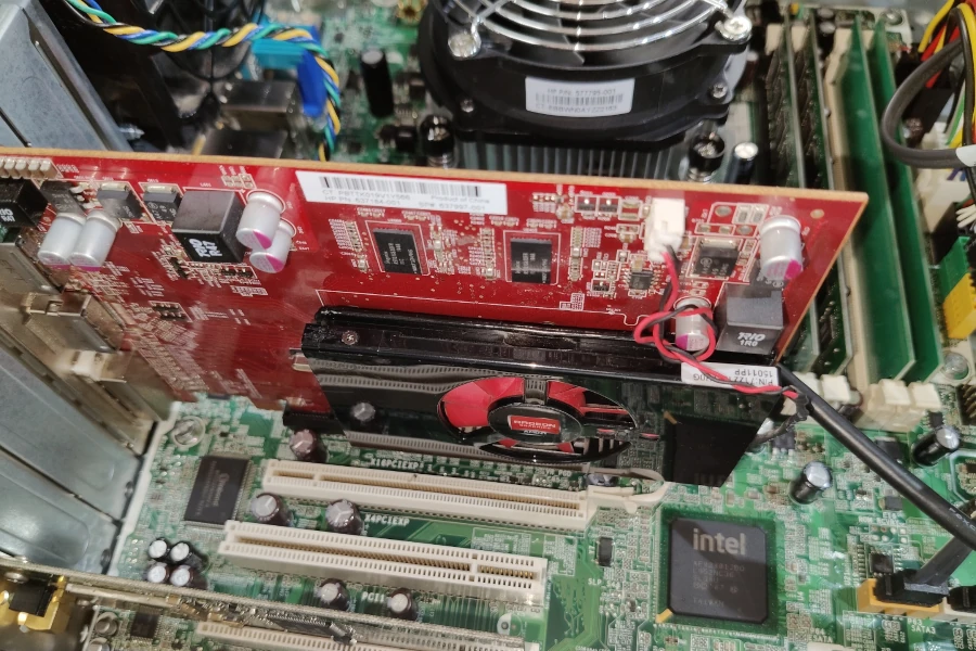 złącze PCI-express z kartą graficzną Radeon
