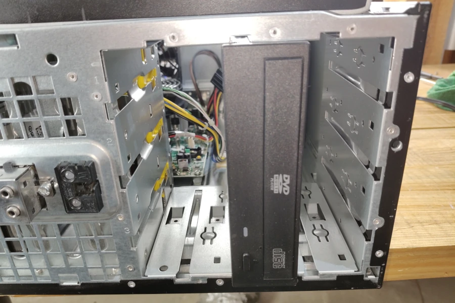 Compaq 8000 Elite składanie napęd DVD umieszczony w obudowie HP