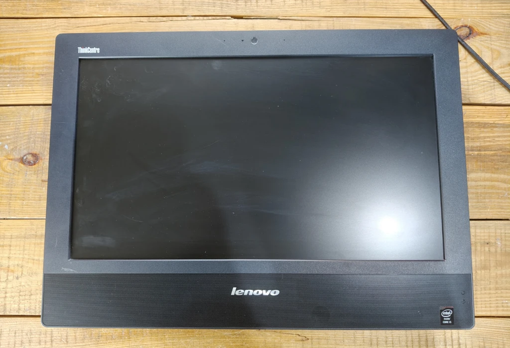 widok komputera lenovo M73z z góry