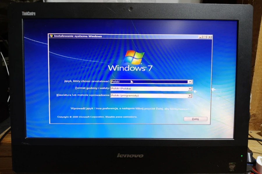 instalator systemu Windows 7 na ekranie monitora Lenovo