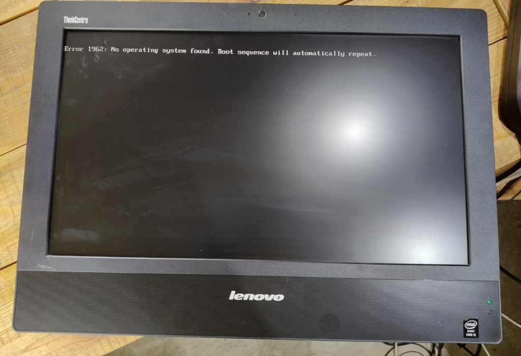 informacja na ekranie monitora o braku systemu operacyjnego