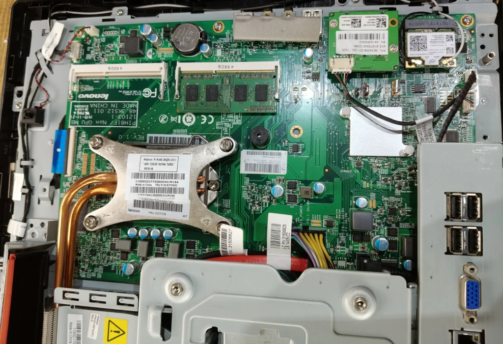 wnętrze komputera Lenovo ThinkCentre z wystawki