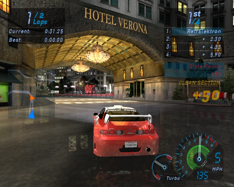 Samochód podczas nocnego wyścigu w Need for Speed Underground w okolicach hotelu Verona, neonowe światła miasta w tle