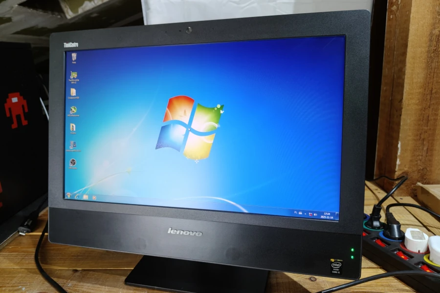 pulpit systemu windows 7 wyświetlany na komputerze Lenovo ThinkCentre