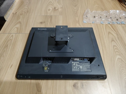 Monitor Lenovo gotowy do zawieszenia na ściance
