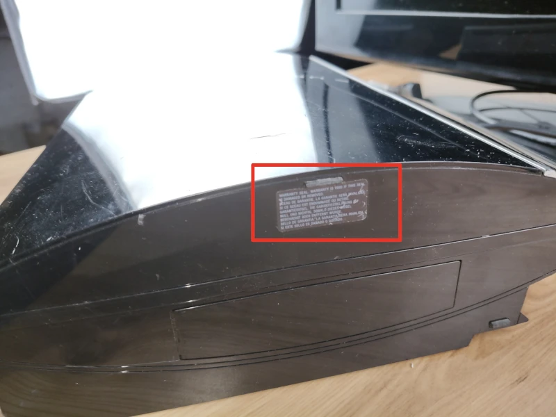 Bok konsoli PlayStation 3 FAT z naklejką gwarancyjną
