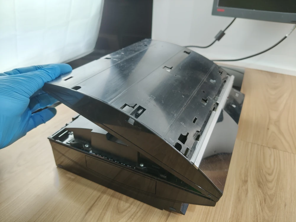 PlayStation 3 fat z otwartą pokrywą