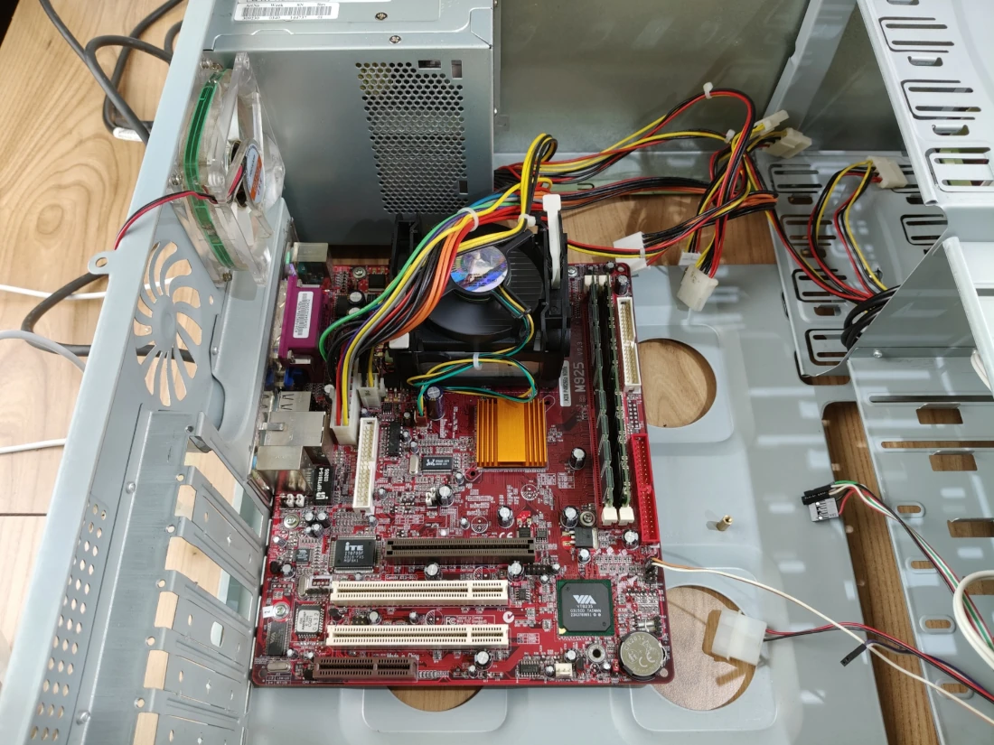 Płyta główna PC Chips zamontowana w obudowie komputera kosmita