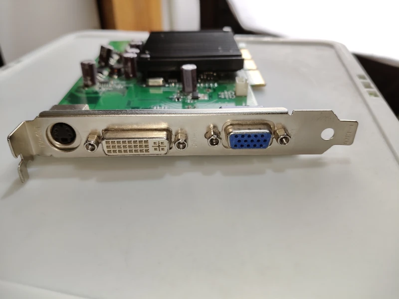 Złącza na karcie GeForce 6200